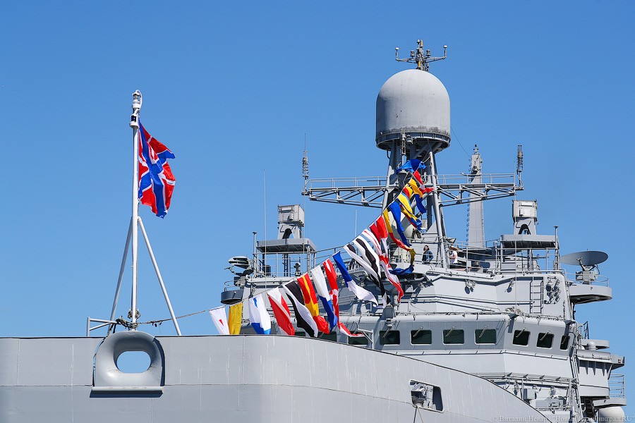 Трудный путь во флот: на БДК «Иван Грен» подняли Андреевский флаг