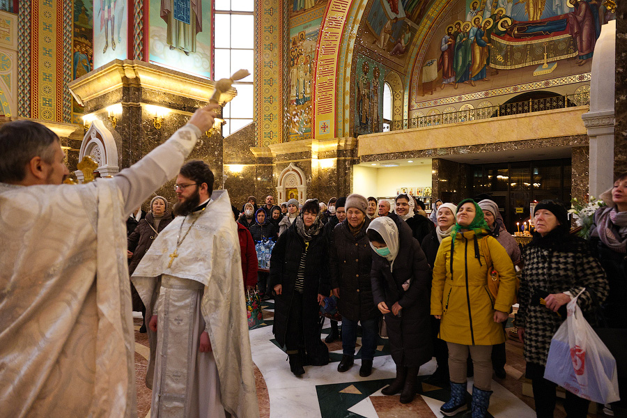 Великая агиасма: освящение воды в соборе Христа Спасителя в Крещенский сочельник (фото)