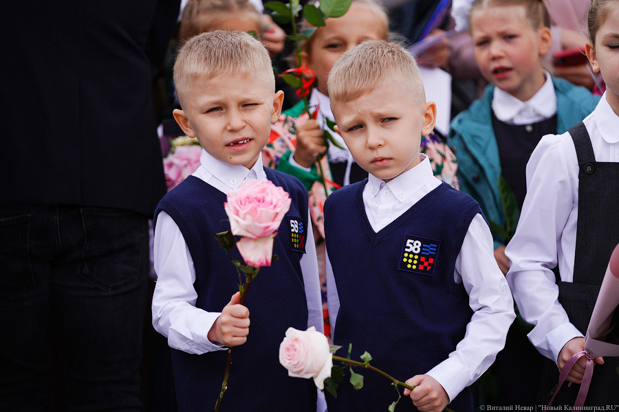 Серьёзное дело: как прошла первая линейка в самой новой школе Калининграда