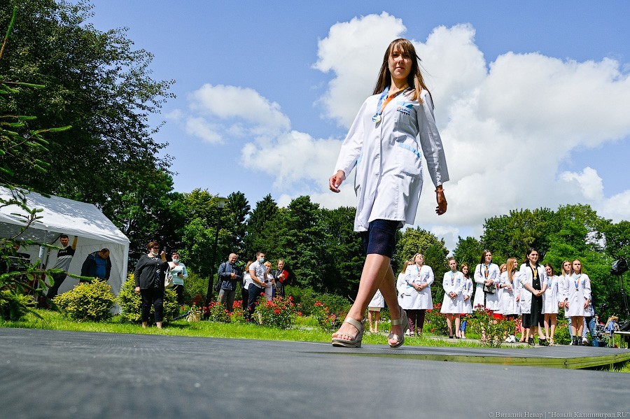 Как проходит вручение дипломов выпускникам БФУ в Ботаническом саду (фото)