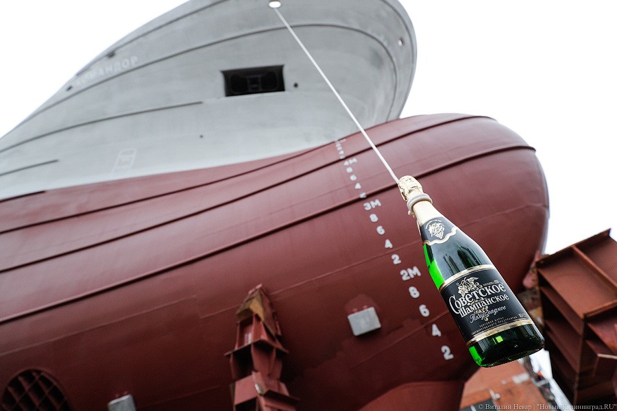 Шампанского «Командору»!: в Калининграде спустили на воду новый траулер