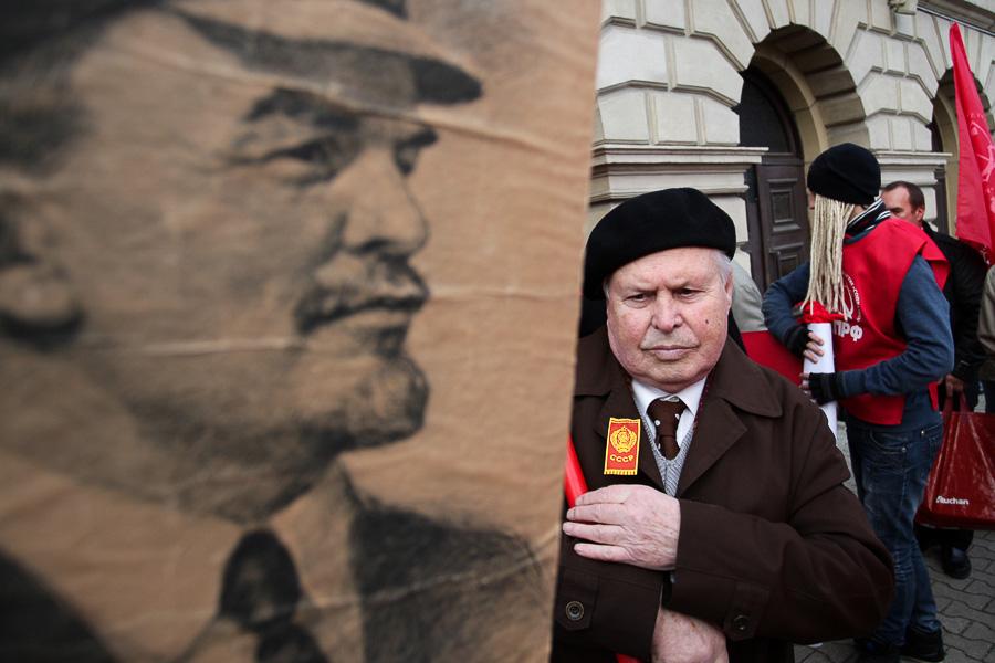 Цветы для Ленина: в Калининграде отметили годовщину Октябрьской революции