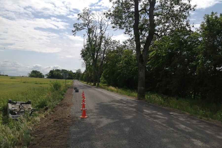 В Гурьевском районе «Мерседес» опрокинулся в кювет, пострадал водитель (фото)