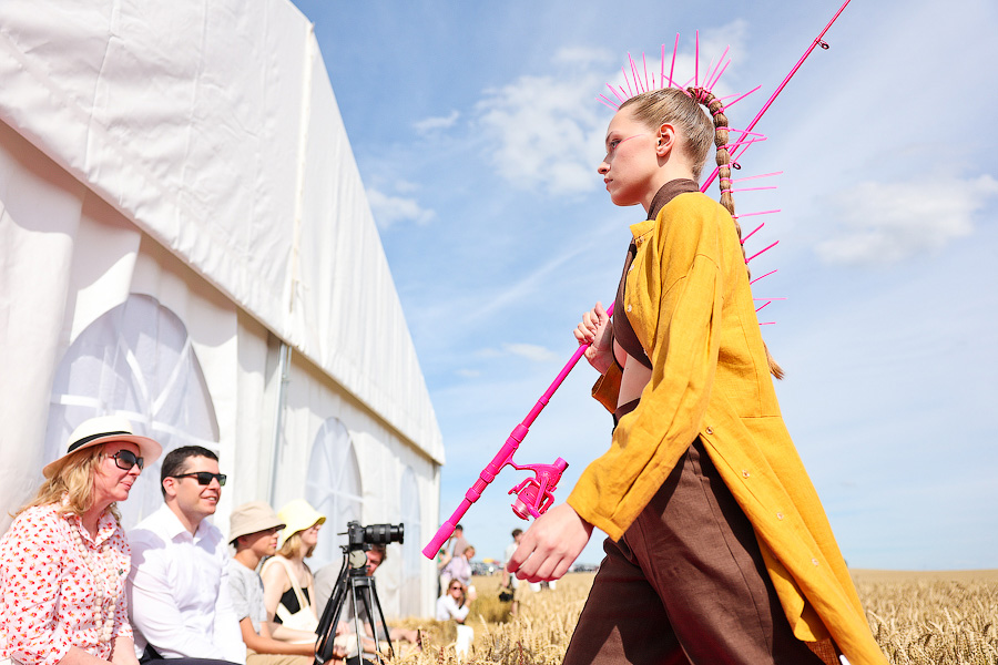 Один в поле — дизайнер: на Дне поля прошёл модный показ в колосьях (фото)