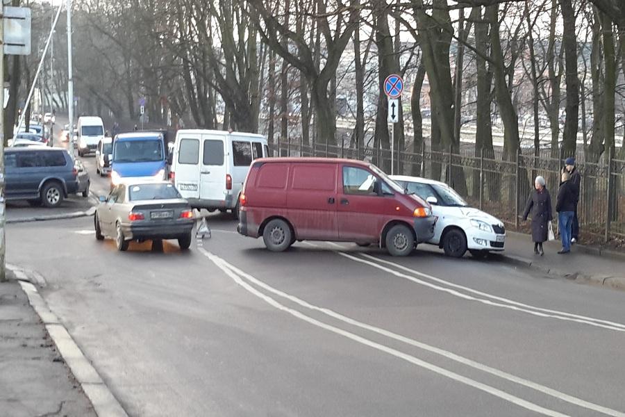 В центре Калининграда столкнулись два автомобиля, движение затруднено (фото)