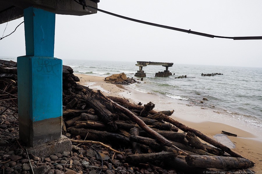 Обломки прошлого: как в Светлогорске разбирают старый променад (фото)