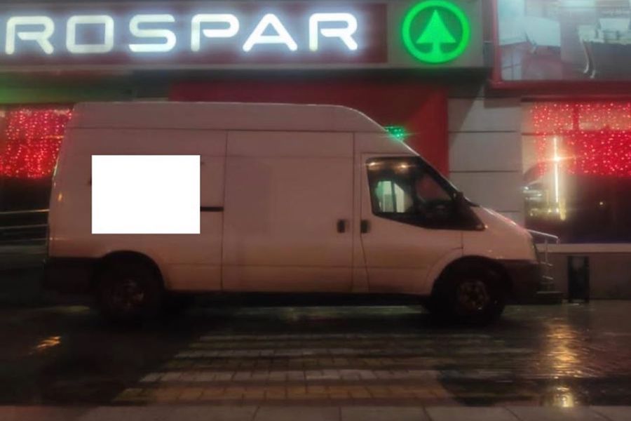 В Калининграде микроавтобус сбил мужчину, стоявшего к нему спиной