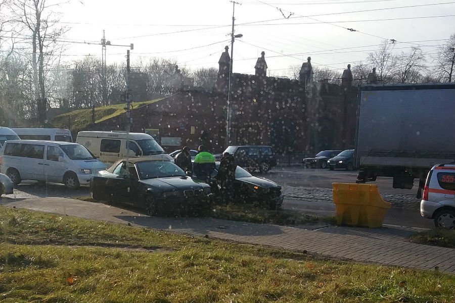На Дзержинского «БМВ» оказалась на тротуаре после ДТП (фото)