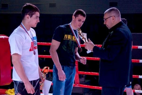 Роман Карасев (в центре). Фото регионального агентства по спорту