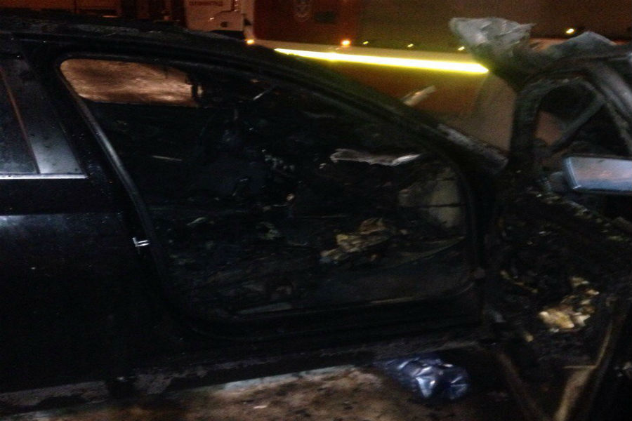 В калининградском дворе вспыхнул автомобиль «БМВ» (фото)