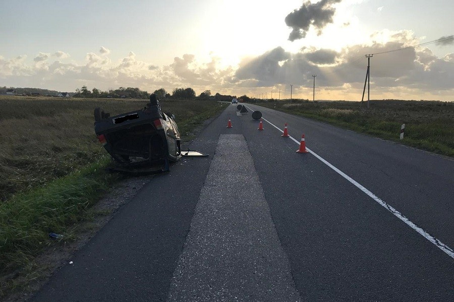 Под Зеленоградском автомобиль перевернулся на крышу, пострадал водитель (фото)