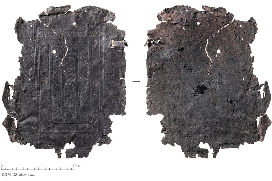 Археологи показали, как выглядит старинная Библия, найденная в раскопе у двухъярусного моста (фото)