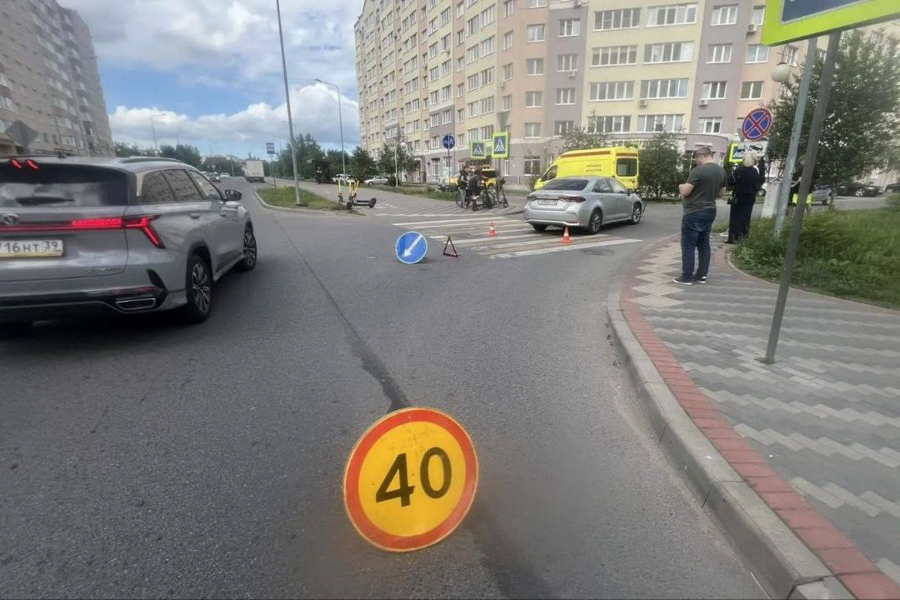 На ул. Денисова в Калининграде произошло ДТП с 15-летним самокатчиком