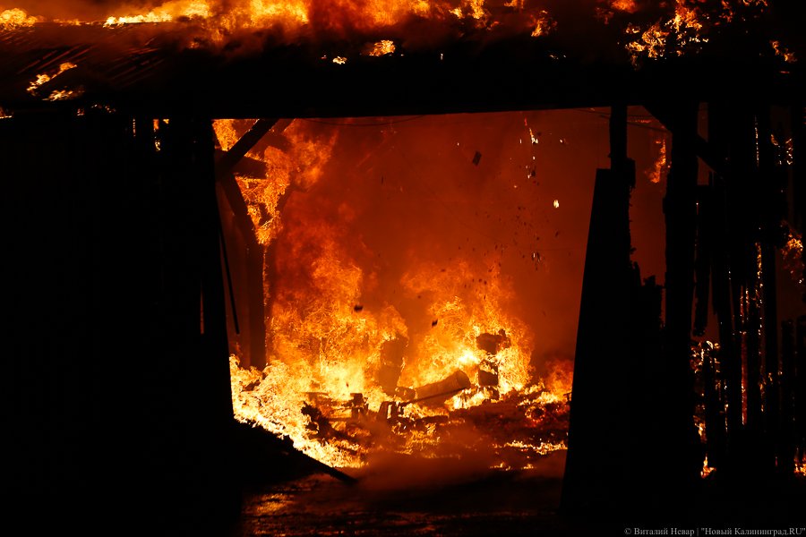 Черный четверг: пожар уничтожил склады на проспекте Калинина (фото) 