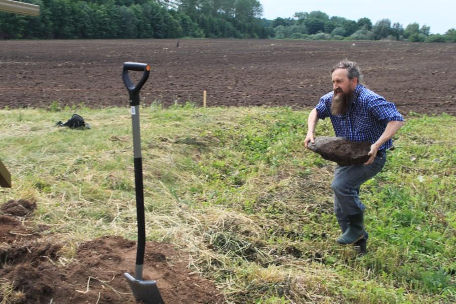 Добровольцы перезахоронили останки на кладбище Первой мировой в бывшем Деедене