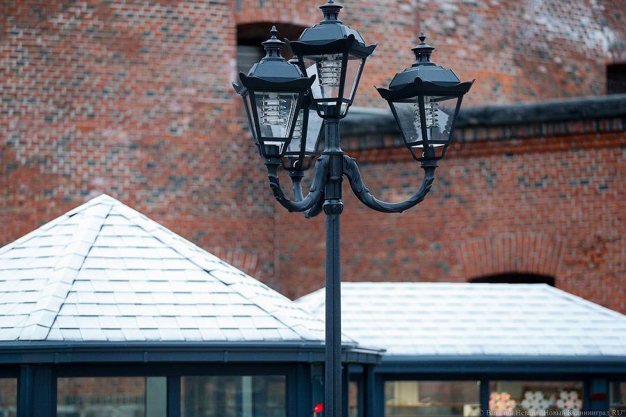 Много «курилок»: закончился монтаж новых палаток у музея Янтаря (фото)