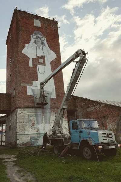 В Советске отклеился новый стрит-арт с девушкой с биноклем. Его обещают вернуть на место