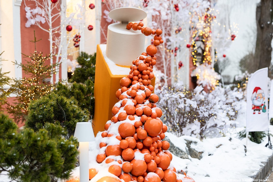 Утонуть в шарах: новогодний Зеленоградск в фотографиях (фото)