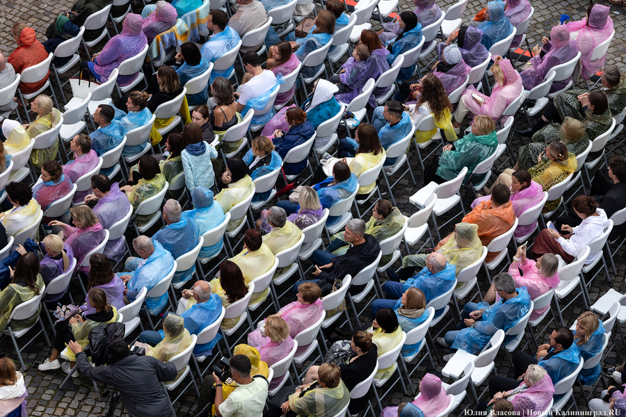 Бурлеска под дождём: Денис Мацуев выступил на острове Канта (фото)
