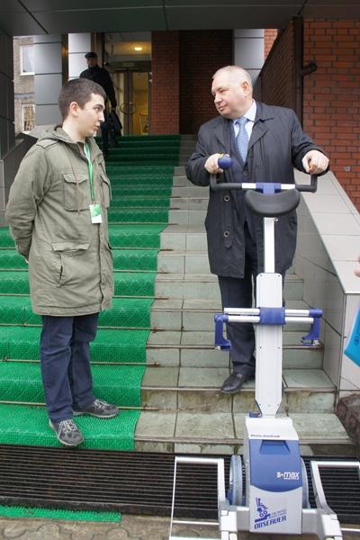 После иска прокурора офис «Сбербанка» на Моспроспекте приобрел ступенькоход (фото)