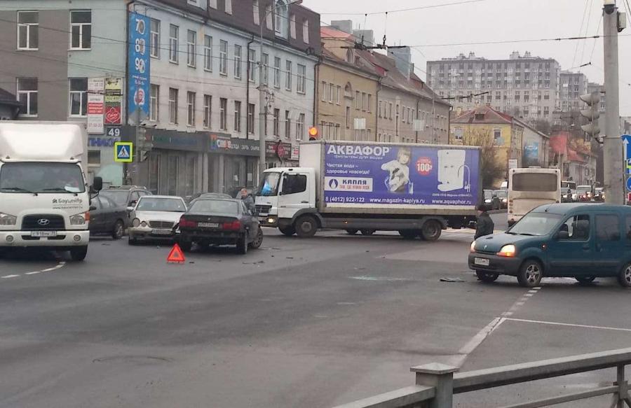 Тройное ДТП перекрыло часть перекреста на Советском-Гайдара-Яналова (фото)