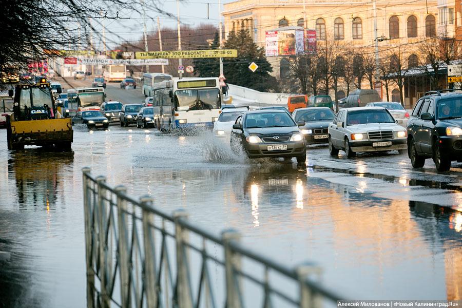 Зимний потоп: лопнувшая труба затопила Ленинский проспект (фото)