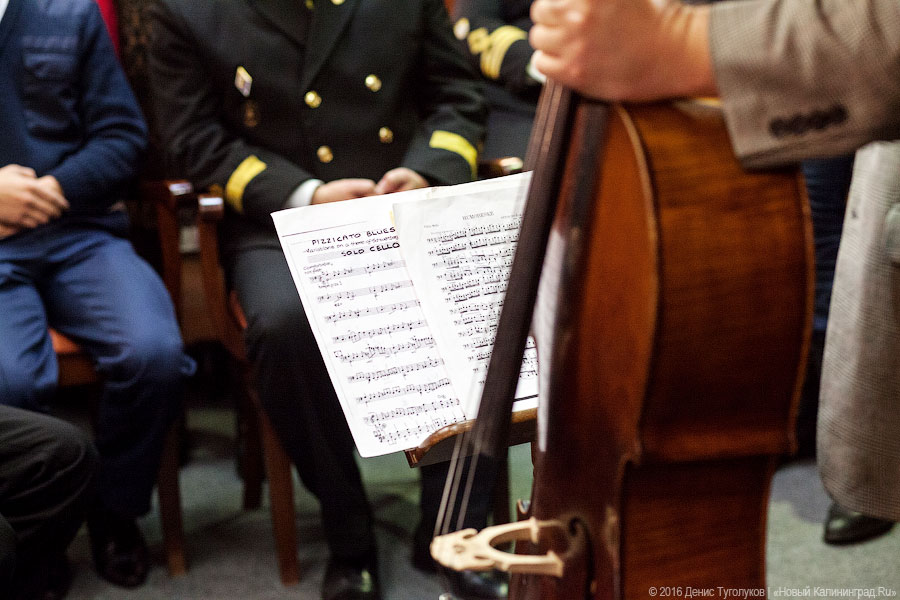 Дадим по струнам: Борислав Струлёв выступил на борту барка «Крузенштерн»