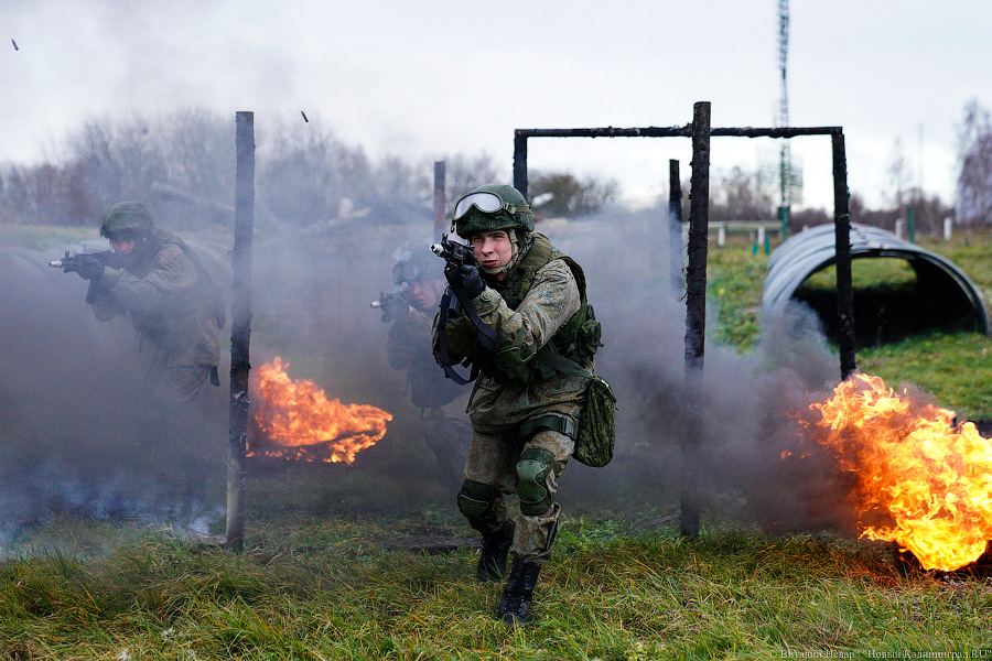 В условиях, приближенных к боевым: тренировка морпехов на психологической полосе препятствий