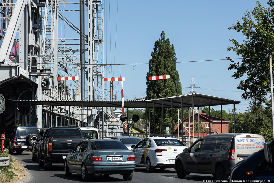 Останется с одним тротуаром: в Калининграде до августа закрыли мост на Суворова (фото)