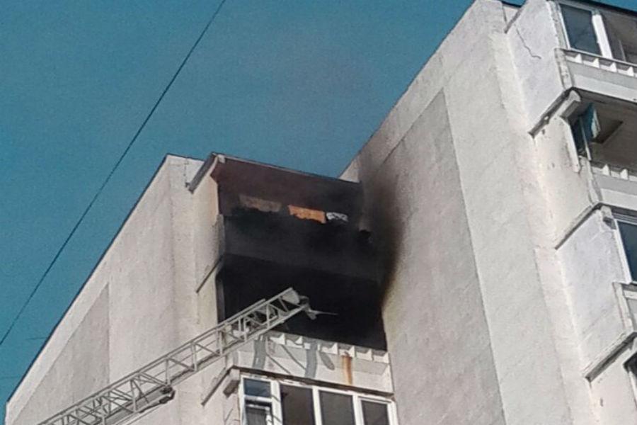 На Сельме в Калининграде горит квартира в 9-этажке (фото)