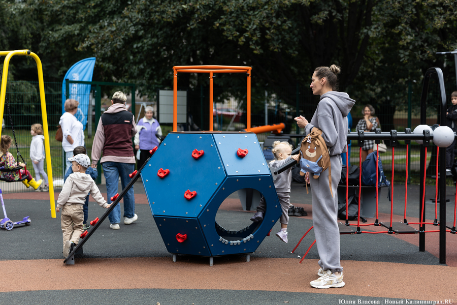 В Калининграде во второй раз за пятилетку открыли спортплощадку на Трибуца (фото)