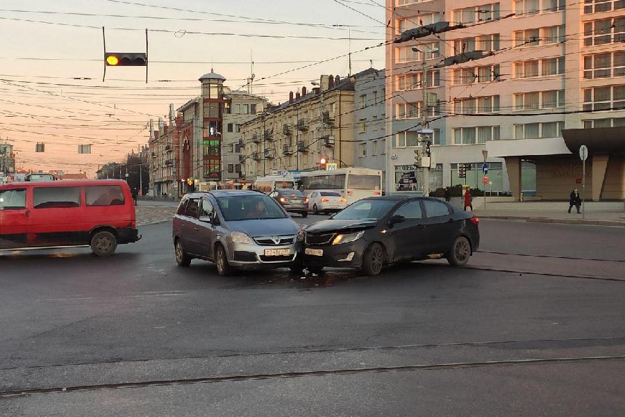 В центре Калининграда столкнулись «Рено» и «Шкода» (фото)