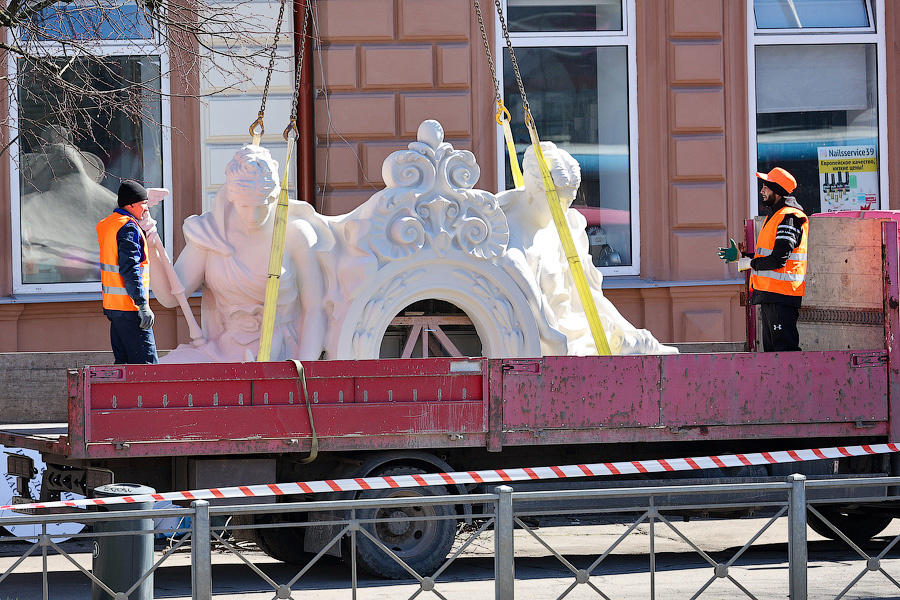 Улучшенная копия: акротерий «Движение и время» вернулся на историческое место (фото)