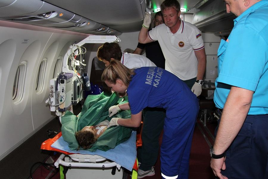 Спецборт МЧС перевозит на лечение ребенка из Калининграда в Нижний Новгород