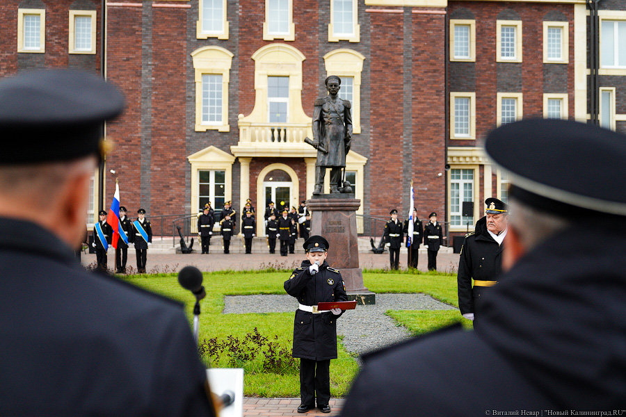 Горящие глаза, серьезные лица: первокурсников приняли в нахимовцы (фото)
