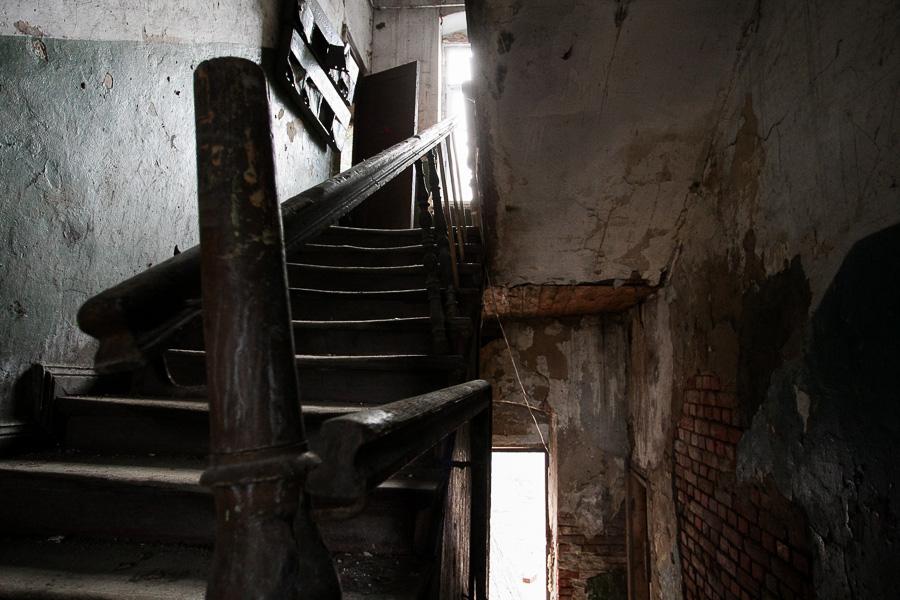 «Мы обиваем пороги, а толку нет!»: власти не спешат ремонтировать сгоревшие дома в Советске