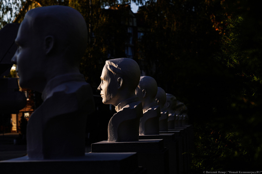 Ещё одна попытка: в Чкаловск вновь вернули бюсты лётчиков (фото)