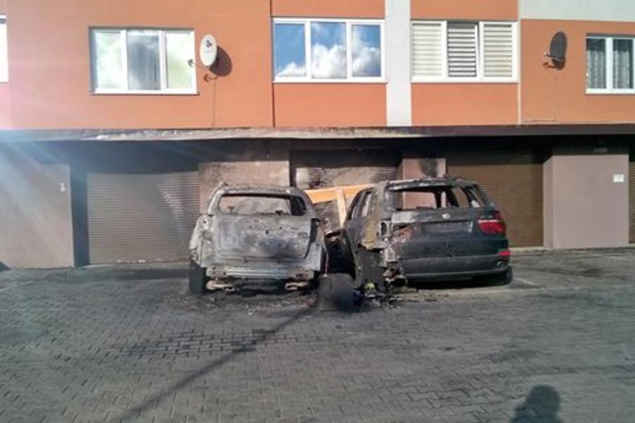 На ул. Юбилейной в Калининграде ночью горели 4 автомобиля (фото)