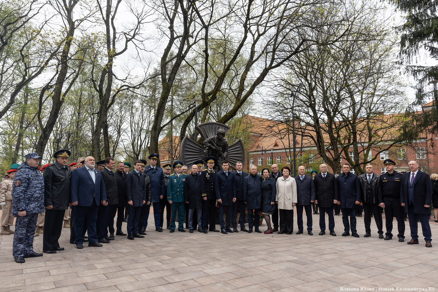 У здания областного правительства открыли памятник ФСБ (фото)