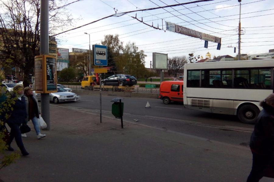 На ул. Театральной столкнулись «Мерседес» и автобус (фото)