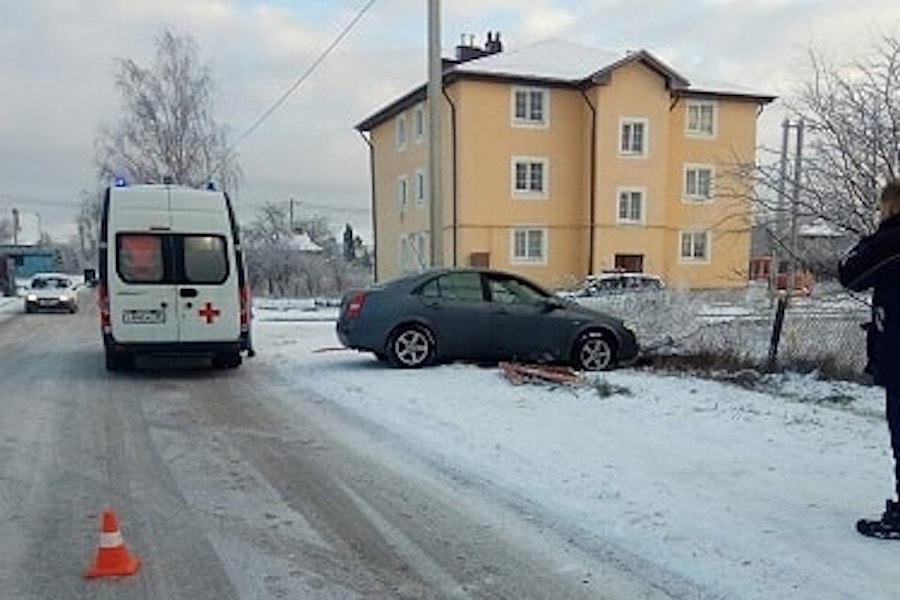 В Гвардейске «Ниссан» сбил пожилую женщину на тротуаре (фото)