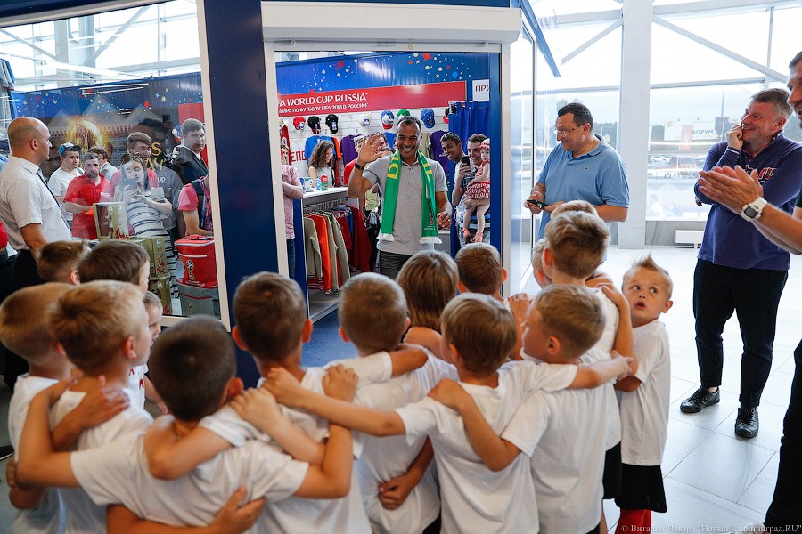 Шапка-ушанка в подарок и селфи с Забивакой: бразилец Кафу прилетел в Калининград