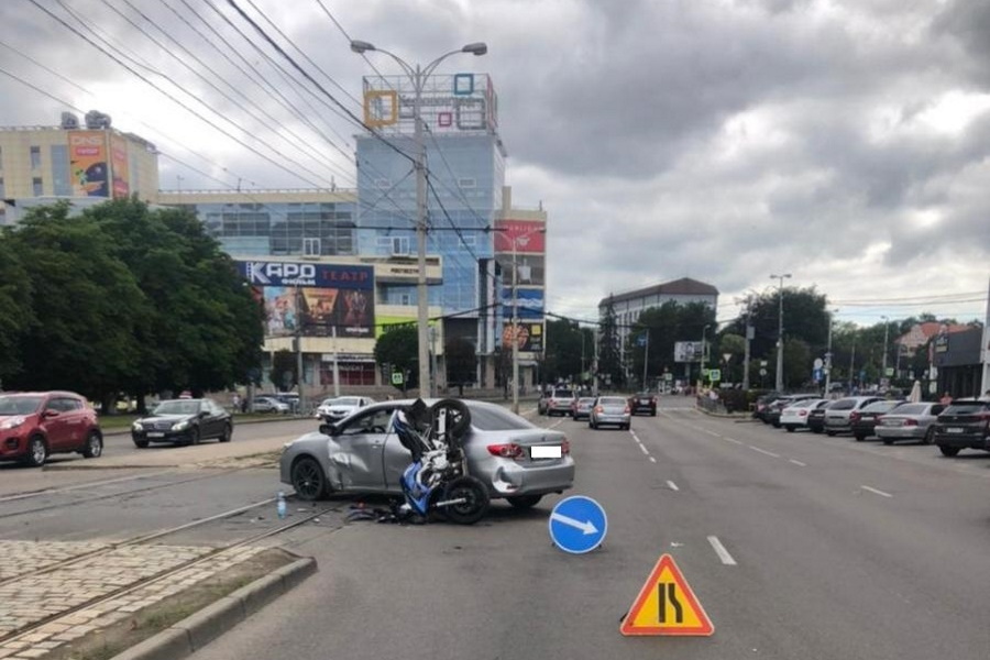 В Калининграде водитель «Тойоты» при повороте налево с правой полосы сбила мотоциклиста (видео)