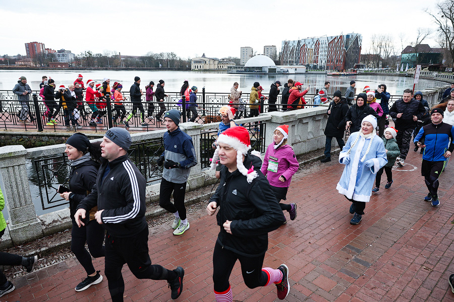 «Всем мира»: сторонники ЗОЖ пробежали по набережной Верхнего озера 2023 метра (фото)