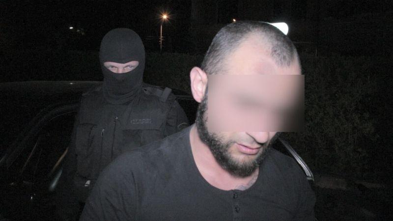 Полиция задержала у ночного клуба в Калининграде мужчину с двумя пистолетами (фото)