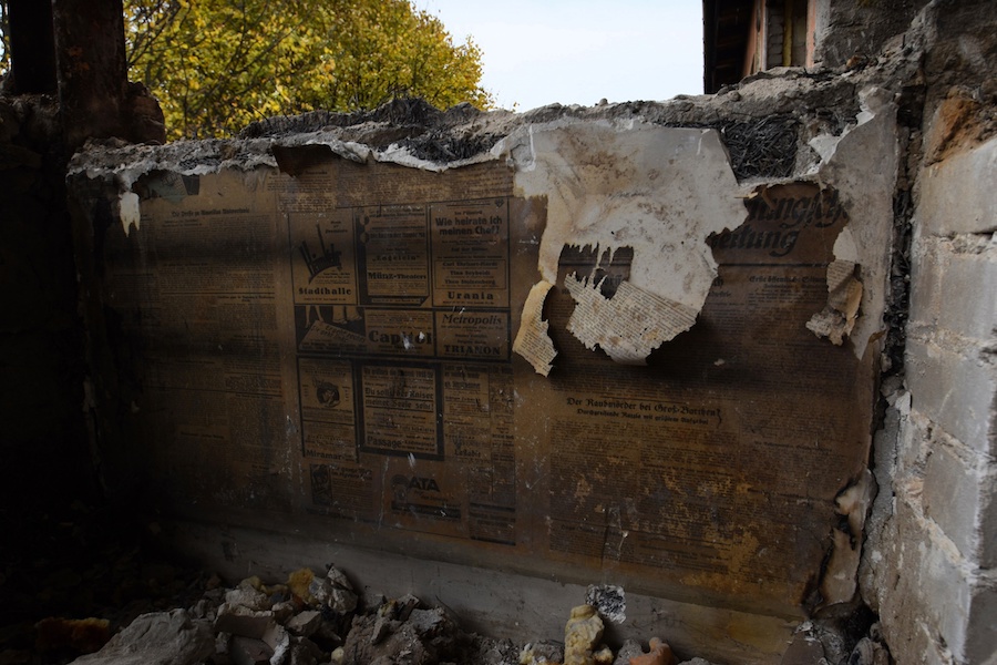 В демонтируемой на ул. Расковой поликлинике нашли немецкие газеты (фото)