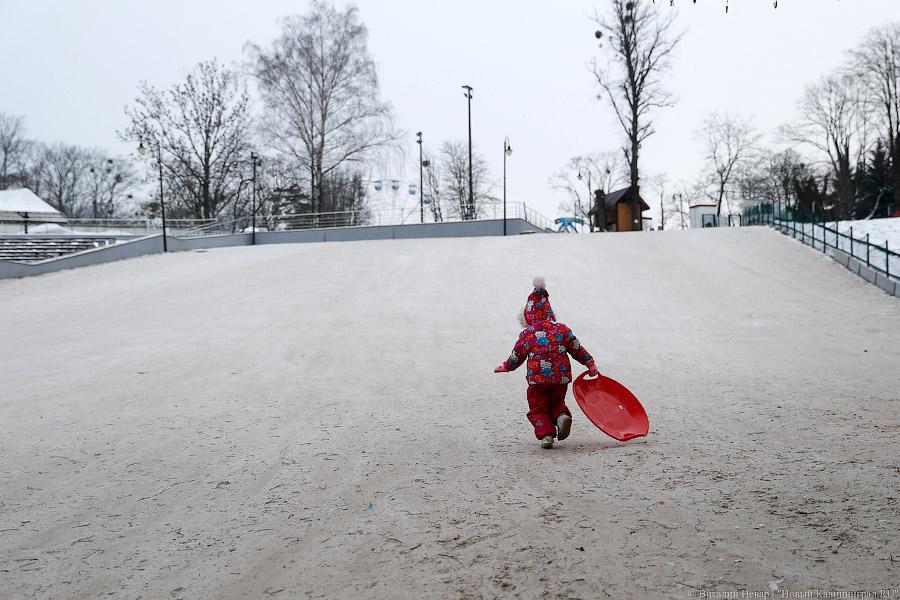 В Калининграде засыпали песком снежную горку в Центральном парке (фото)