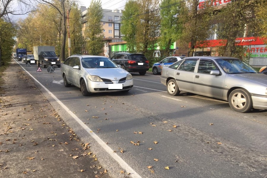 На Советском проспекте велосипедист задел «Ниссан» и упал под колеса