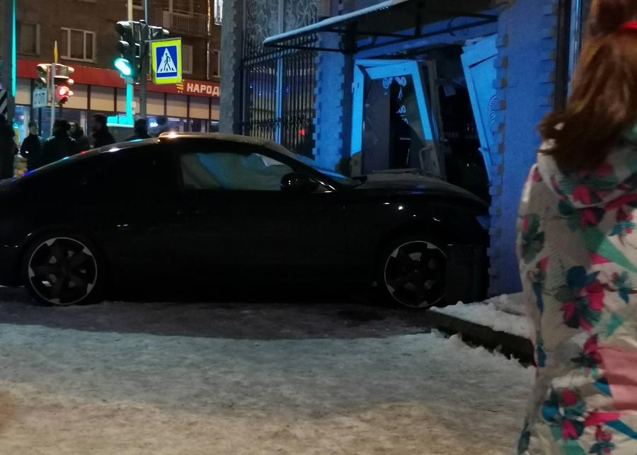 В Советске автомобиль въехал в алкогольный магазин (фото)