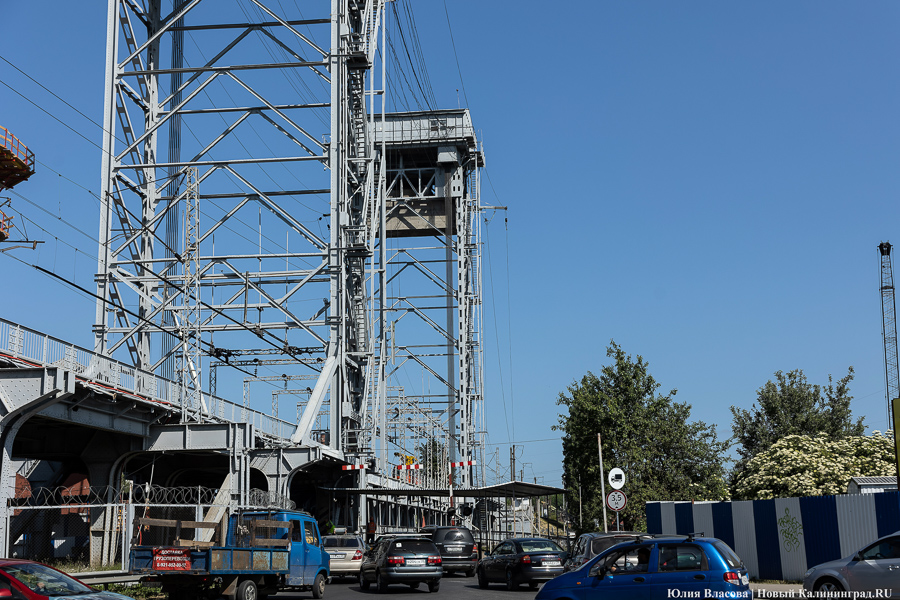 Останется с одним тротуаром: в Калининграде до августа закрыли мост на Суворова (фото)